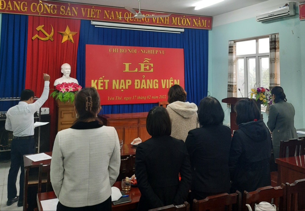 Đảng viên mới tuyên thệ trước cờ Đảng, cờ Tổ quốc và chân dung Bác hồ vĩ đại