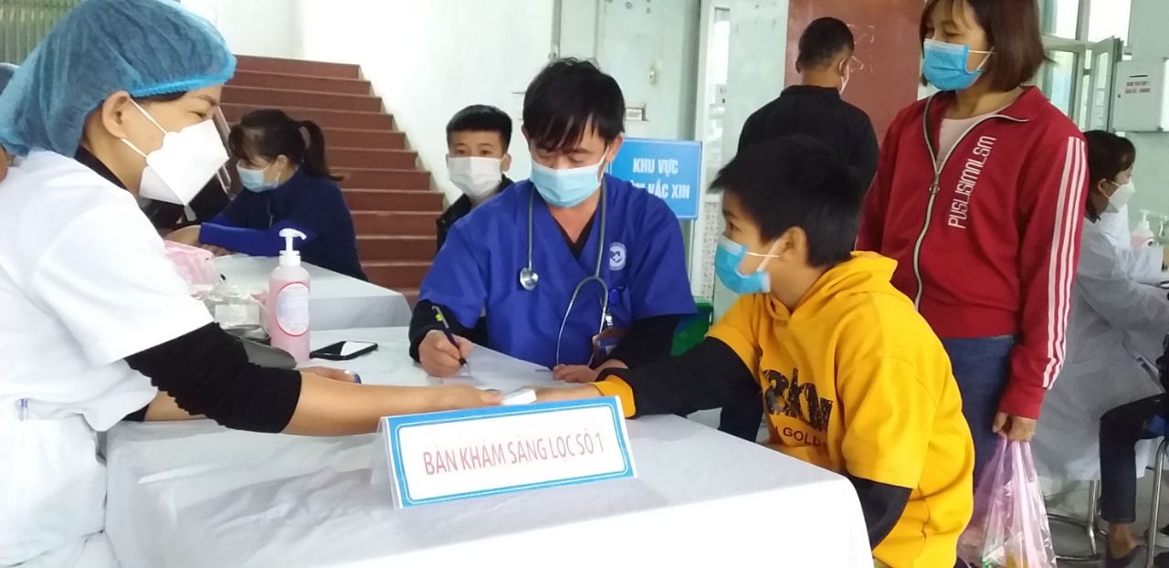 BS CKI Nhi Giáp Văn Thịnh khám sàng lọc trước tiêm