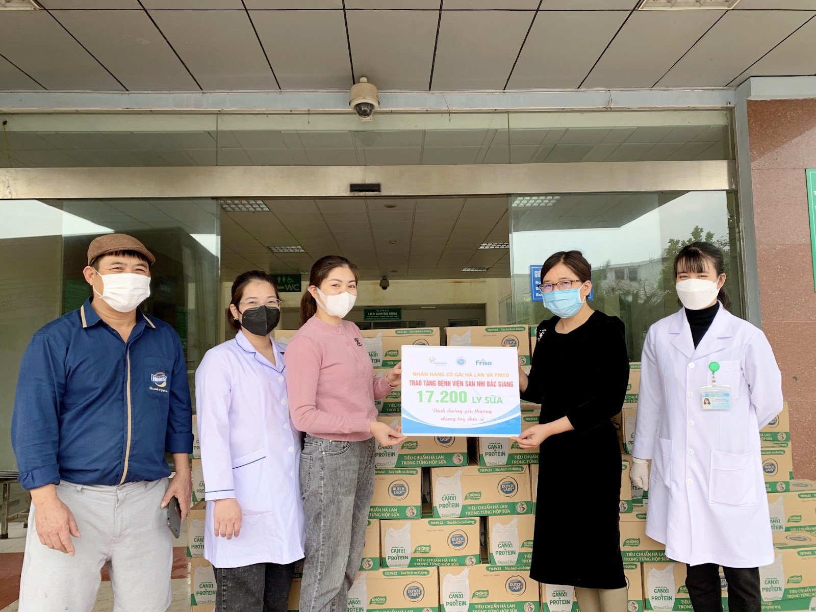 17.200 ly sữa được trao tặng cho đội ngũ y bác sỹ Bệnh viện Sản Nhi Bắc Giang nơi tuyến đầu chống...
