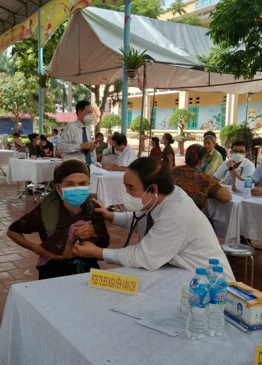 Khám bệnh, cấp thuốc miễn phí tri ân Ngày Thương binh - liệt sĩ tại xã Tân Sỏi.