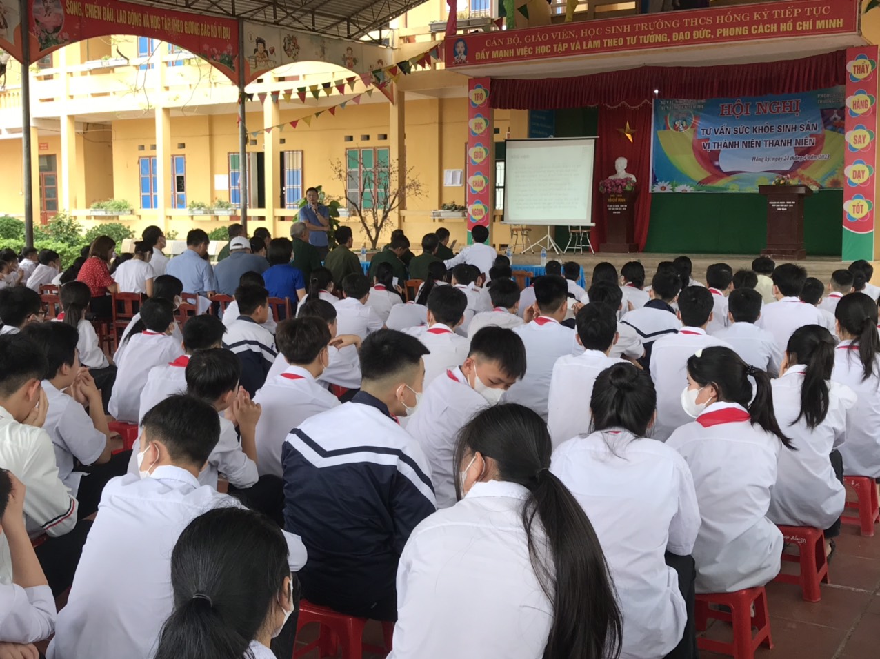 Trung tâm Y tế tổ chức truyền thông sức khoẻ sinh sản vị thành niên/thanh niên tại trường Trung...