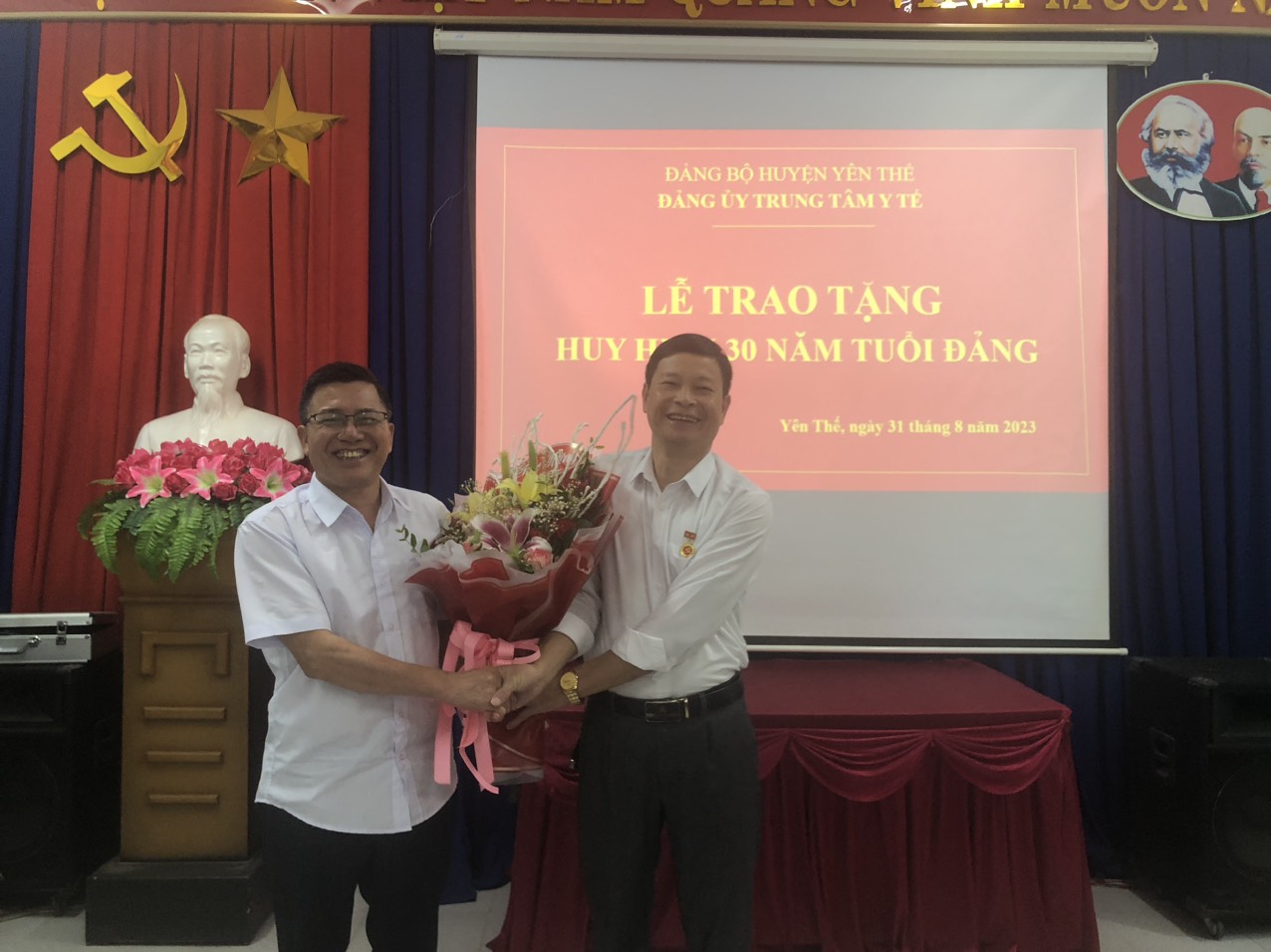 Đảng bộ Trung tâm Y tế Yên Thế tổ chức trao tặng Huy hiệu 30 năm tuổi đảng
