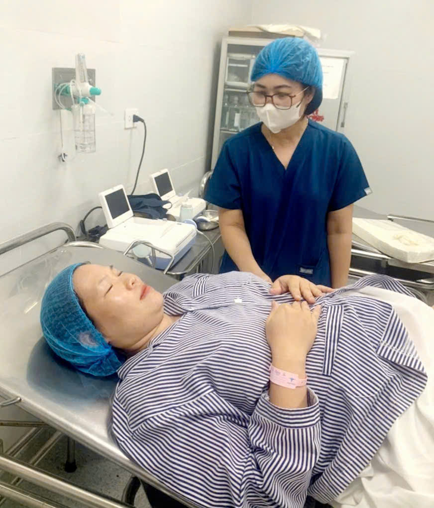 CÁI NẮM TAY TRONG PHÒNG SINH VÀ HÀNH TRÌNH CỦA TRIỆU NỤ CƯỜI
